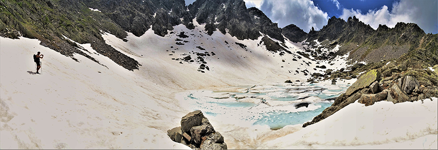 Lago del Vallone (2226 m) con vista verso i Corni di Sardegnana (1420 m)